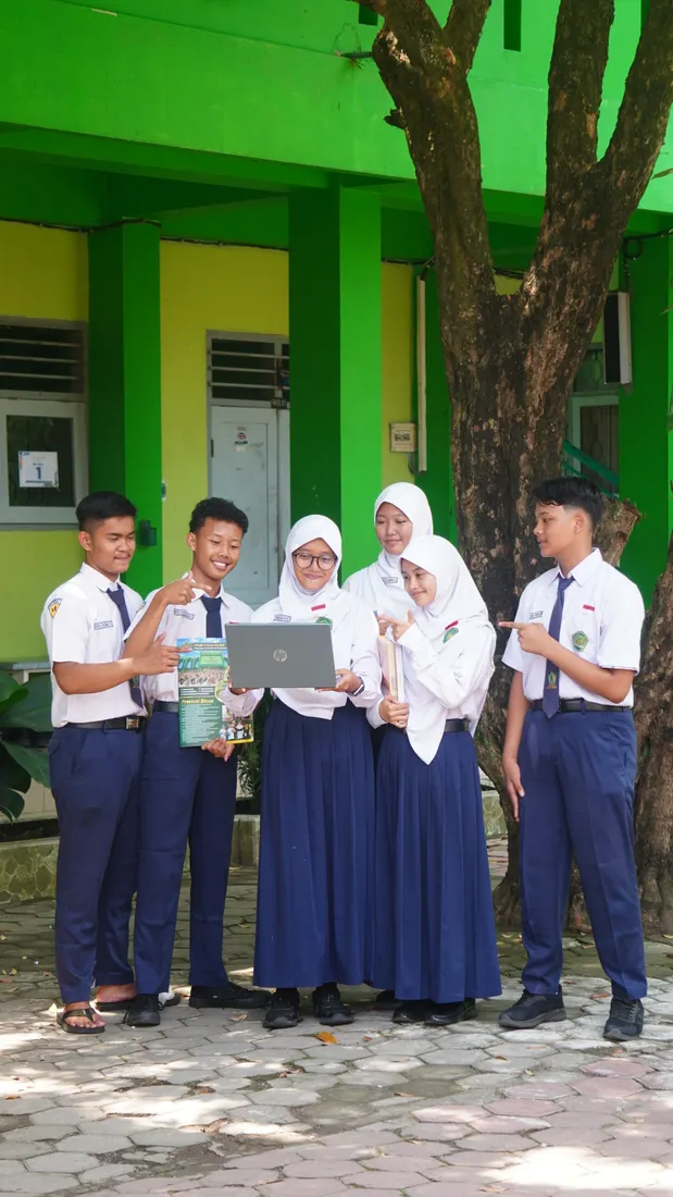Murid MTsN 2 Kota Kediri dalam aktivitas riset